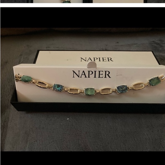 Ladies bracelet. 7 inch new in box never worn - Picture 1 of 5